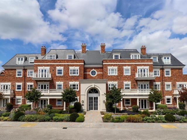 Flat for sale in Fleet, Hart