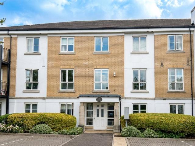 Flat for sale in Knaphill, Woking