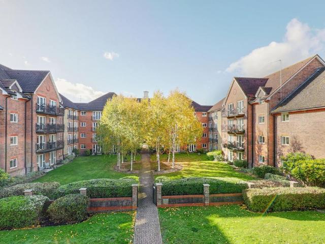 Flat for sale in Kings Hill, Colliers End