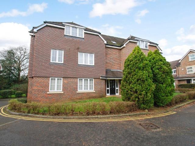 Flat for sale in Farnham Common, Buckinghamshire