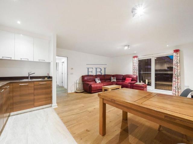 Flat for sale in Isle Of Dogs, Greater London