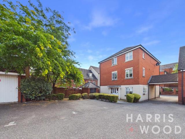 Flat for sale in Chipping Hill, Essex
