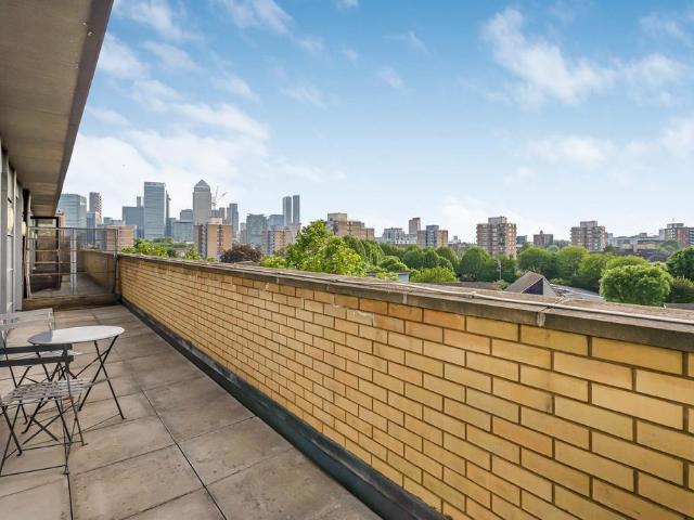 Flat for sale in Bromley-by-Bow, Poplar Grove
