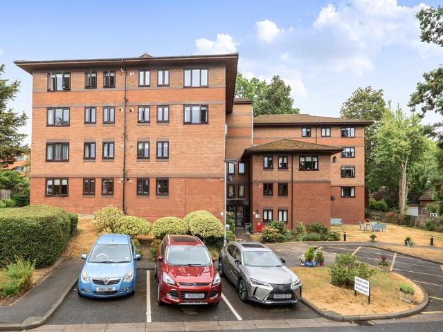 Flat for sale in Pinner, Greater London