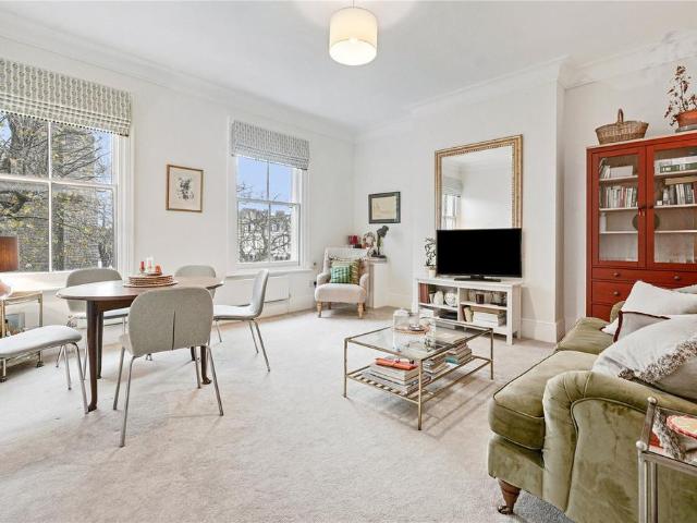 Flat for sale in Clapham Junction, Greater London