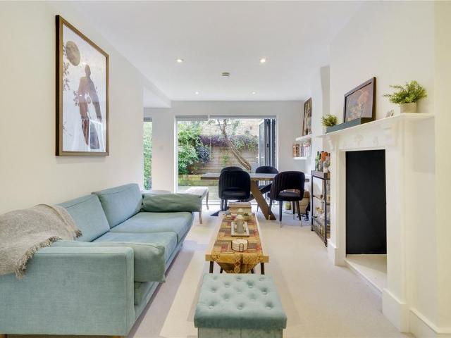 Flat for sale in Clapham Junction, Greater London