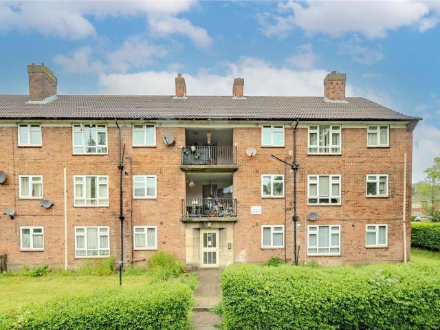 Flat for sale in Moor Allerton, West Yorkshire