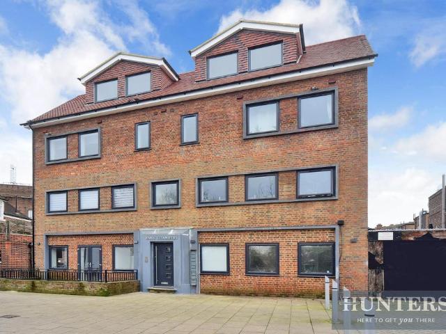 Flat for sale in Worcester Park, Greater London