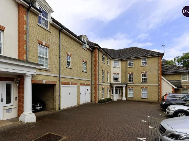 Flat for sale in Bushey, Bushey Heath