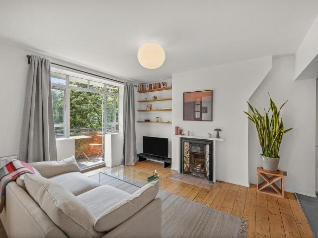 Flat for sale in Highbury, Greater London