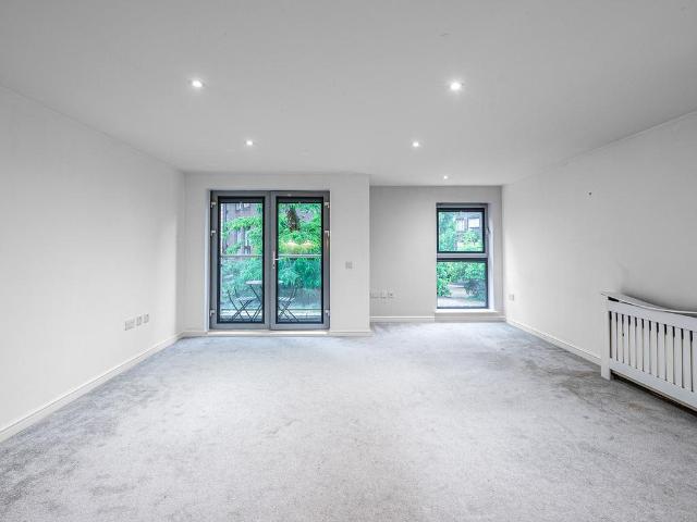 Flat for sale in Battersea, Greater London