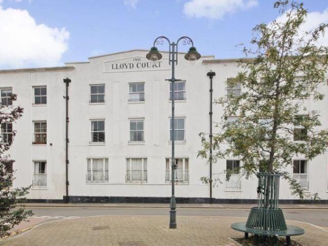 Flat for sale in Middle Deal, Dover