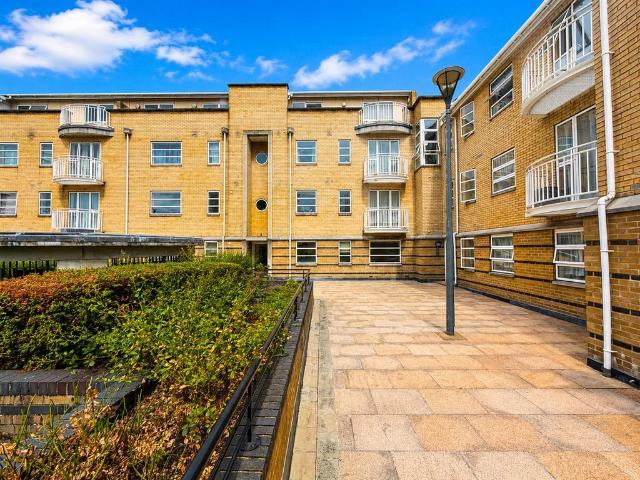 Flat for sale in Arbury, Cambridgeshire