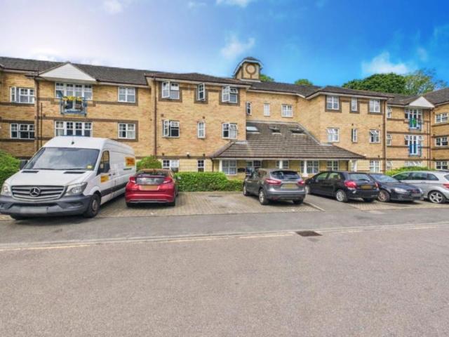 Flat for sale in Spring Park, Luton