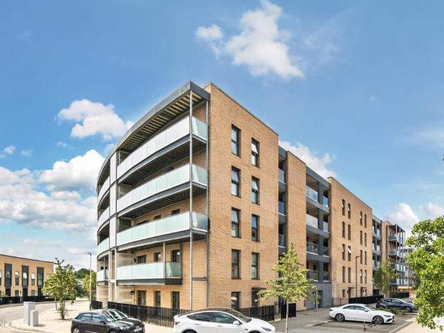 Flat for sale in South Hornchurch, Greater London