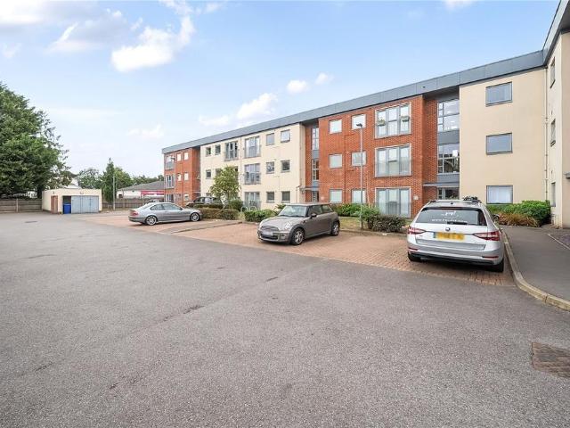 Flat for sale in Amen Corner, Binfield