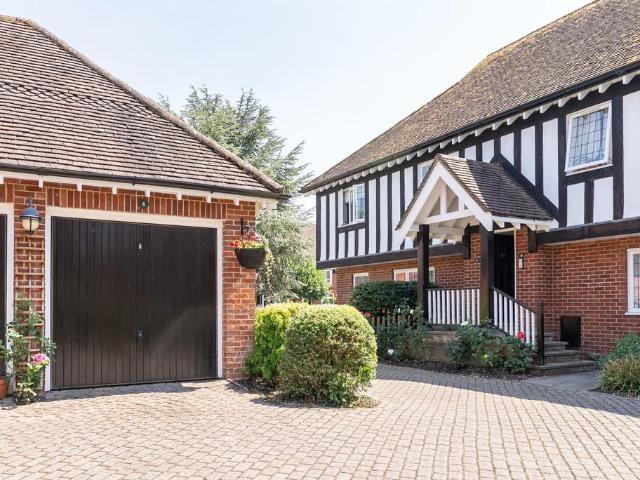Flat for sale in Pachesham Park, Surrey