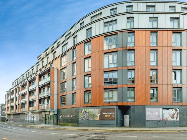 Flat for sale in Red Hill, Surrey