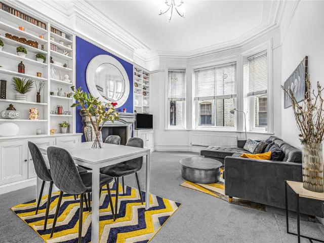 Flat for sale in Saint Giles, Bloomsbury