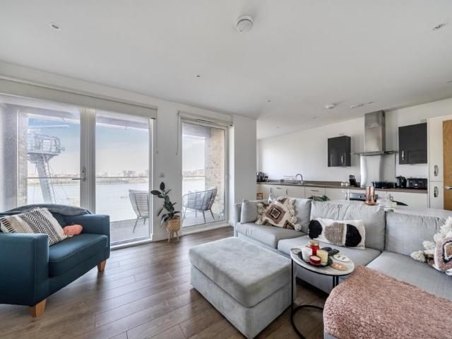 Flat for sale in Greenwich Peninsula, Greater London