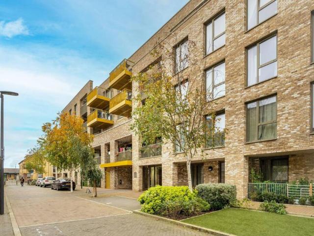 Flat for sale in Upton Park, Greater London