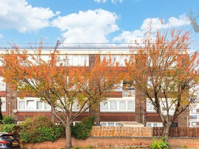 Flat for sale in Longnor Estate, Mile End
