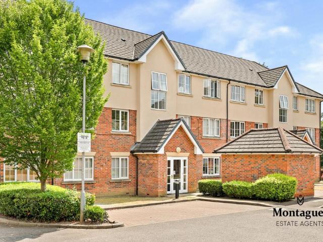 Flat for sale in Ivy Chimneys, Epping