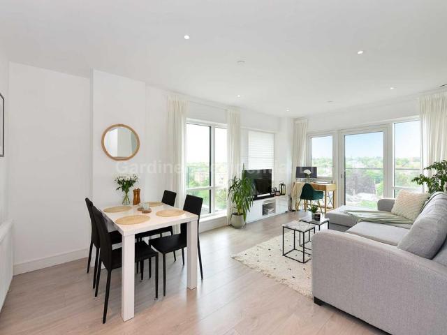 Flat for sale in London Borough of Ealing, Greater London