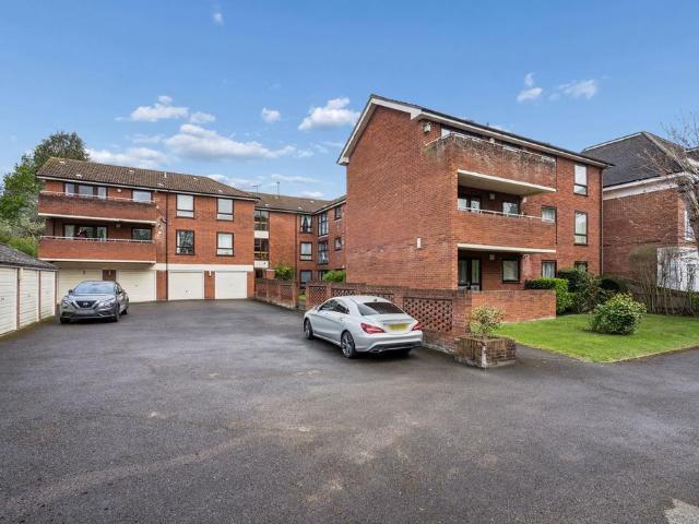 Flat for sale in Northwood, Greater London