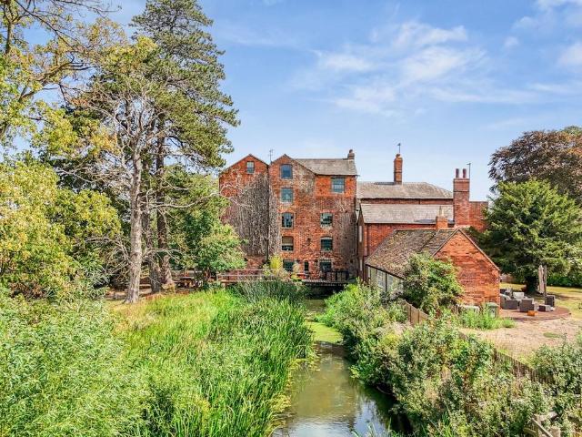 Flat for sale in Wolverton and Greenleys, Old Wolverton