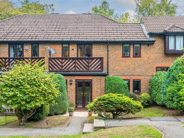 Flat for sale in Leatherhead, Mole Valley