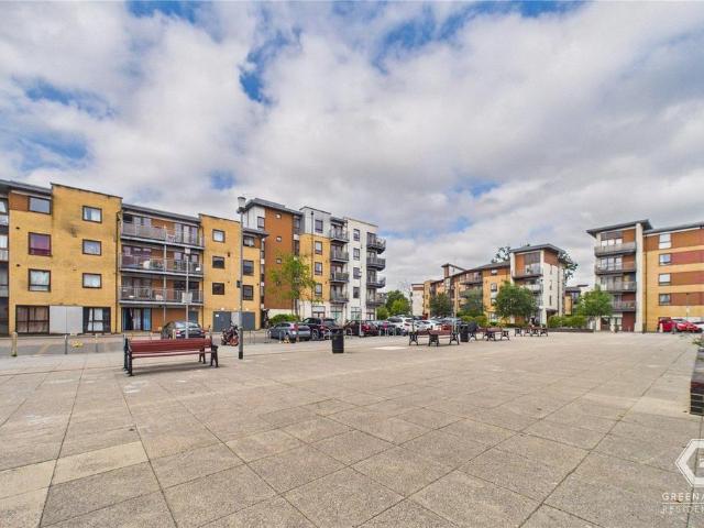 Flat for sale in Three Bridges, Crawley