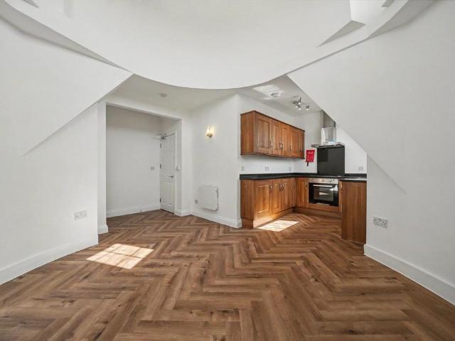 Flat for sale in Kilburn, Greater London