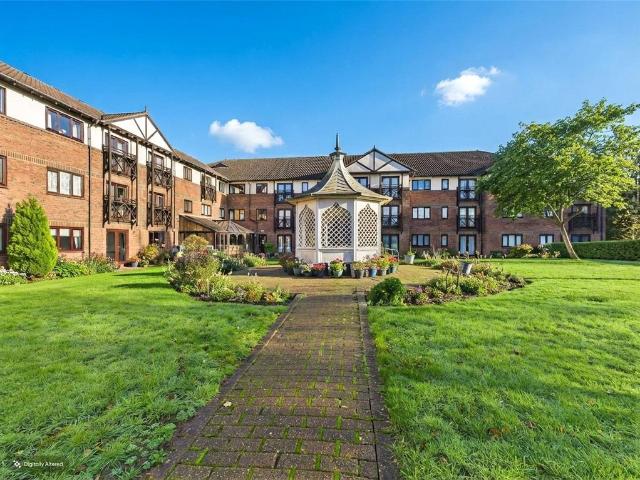 Flat for sale in Pilgrims' Hatch, Brentwood
