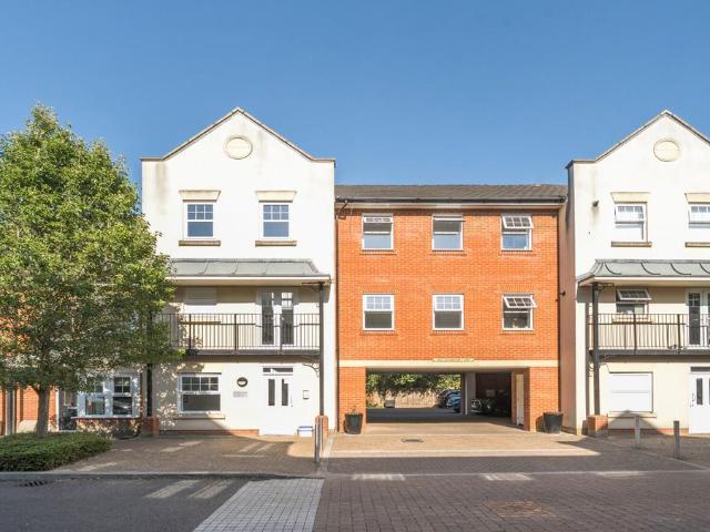 Flat for sale in Bromley Common, Greater London