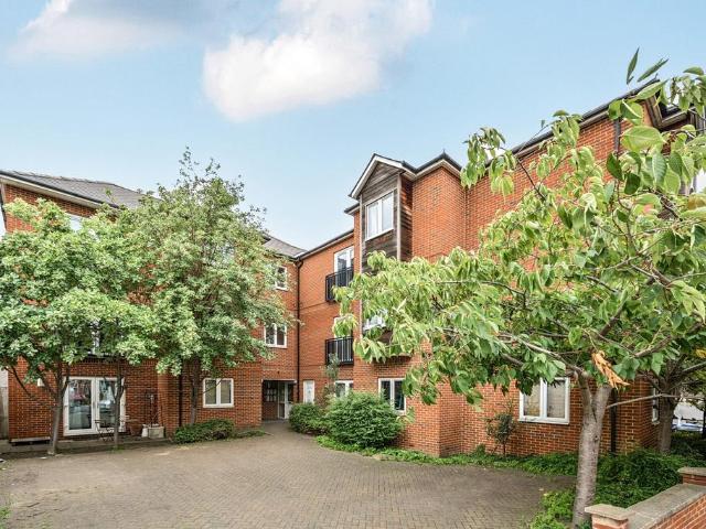 Flat for sale in East Dulwich, Greater London