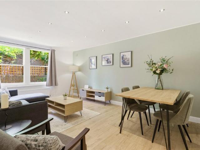 Flat for sale in Clapham, Greater London