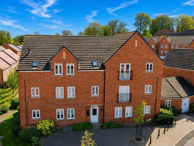 Flat for sale in Pouchen End, Hertfordshire