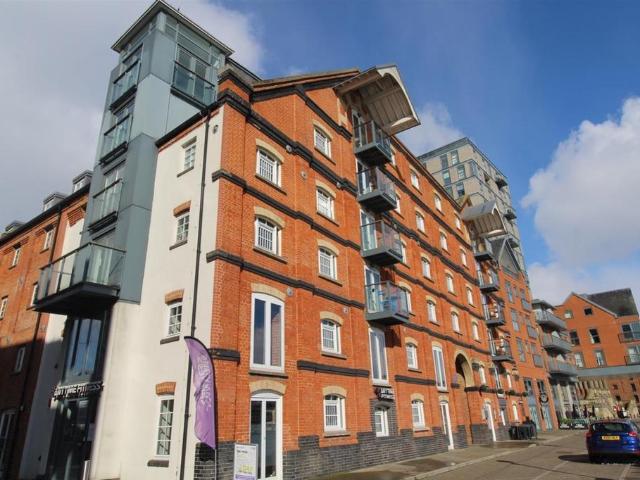 Flat for sale in Key Street, Suffolk