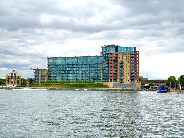 Flat for sale in Silvertown, Greater London