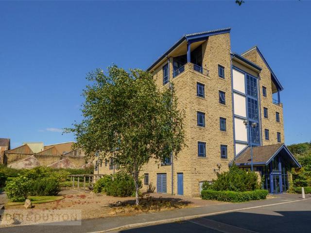 Flat for sale in Lindley, West Yorkshire