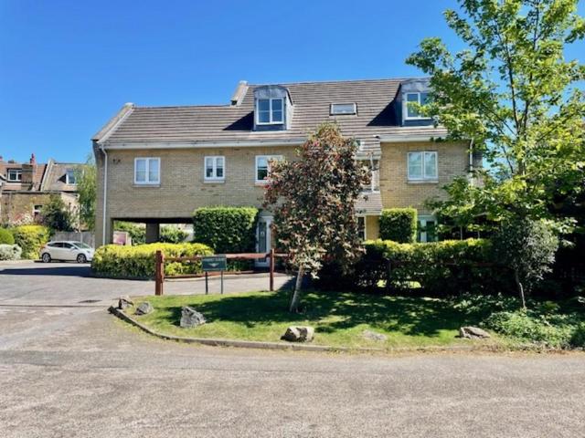Flat for sale in Surbiton, Greater London