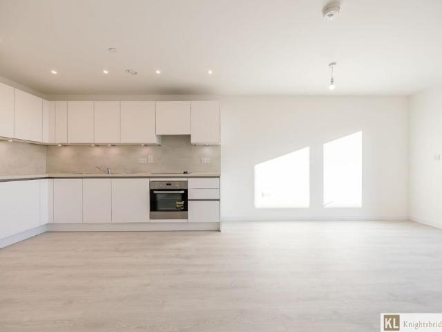 Flat for sale in London Borough of Ealing, Greater London