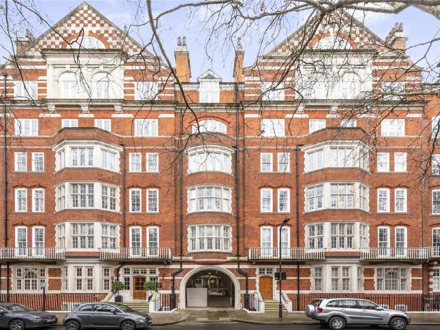 Flat for sale in Saint Giles, Bloomsbury