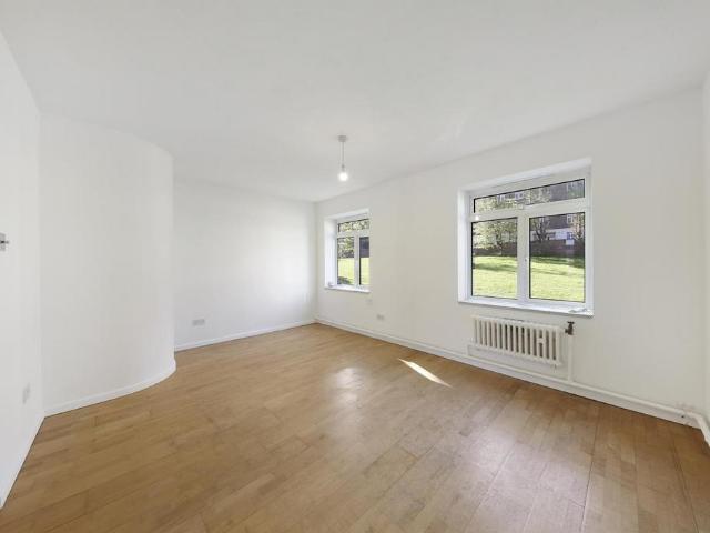 Flat for sale in London Borough of Lewisham, Forest Hill