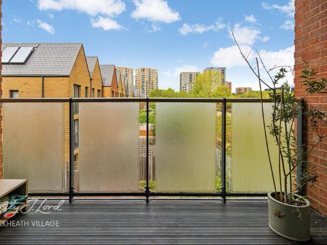 Flat for sale in Royal Borough of Greenwich, Greater London