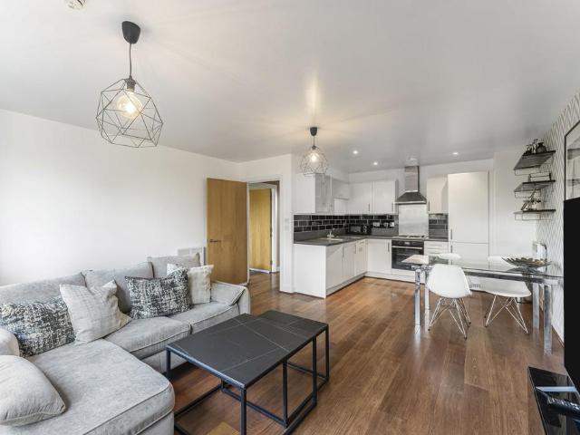Flat for sale in Mile End, Greater London
