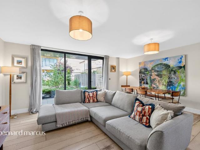 Flat for sale in Surbiton, Greater London