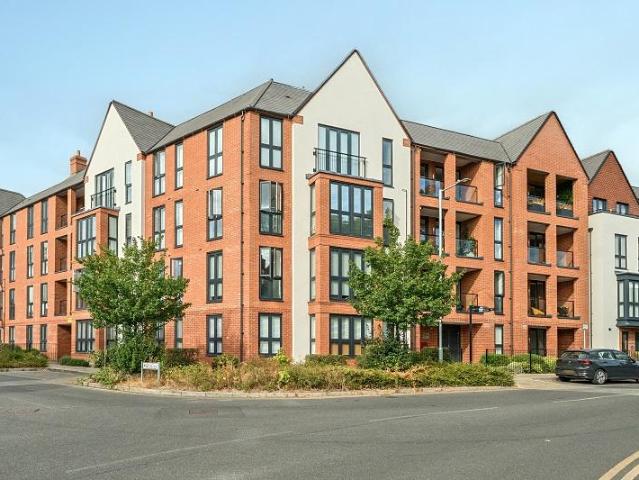 Flat for sale in Emmbrook, Wokingham