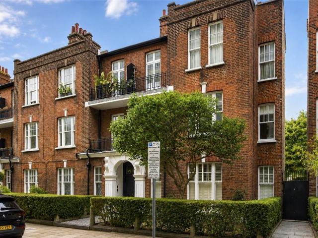 Flat for sale in Fulham, Greater London